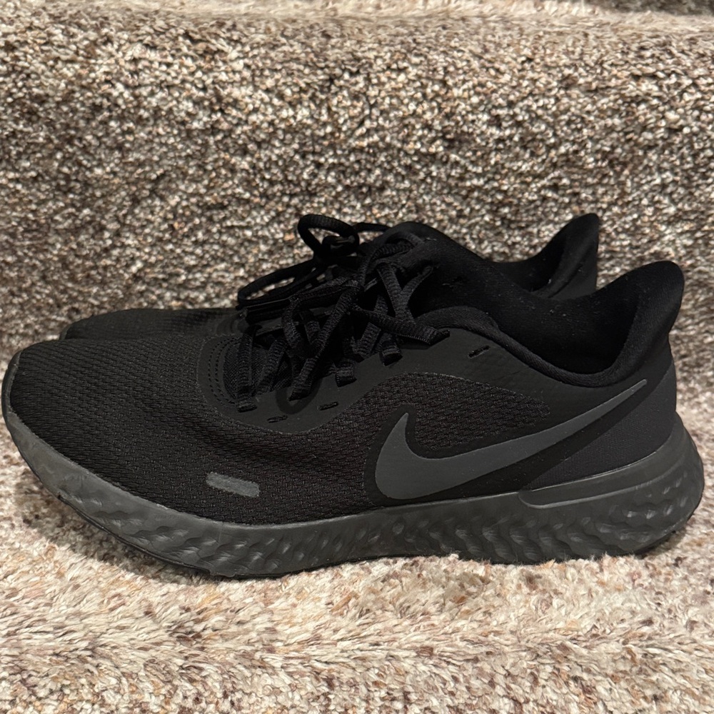 Women’s smoke black running shoes